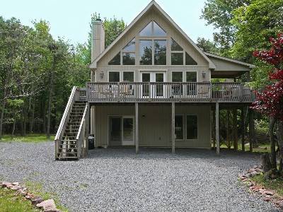 New Spectacular 5 Bdrm Chalet, Hot Tub, Pool Table